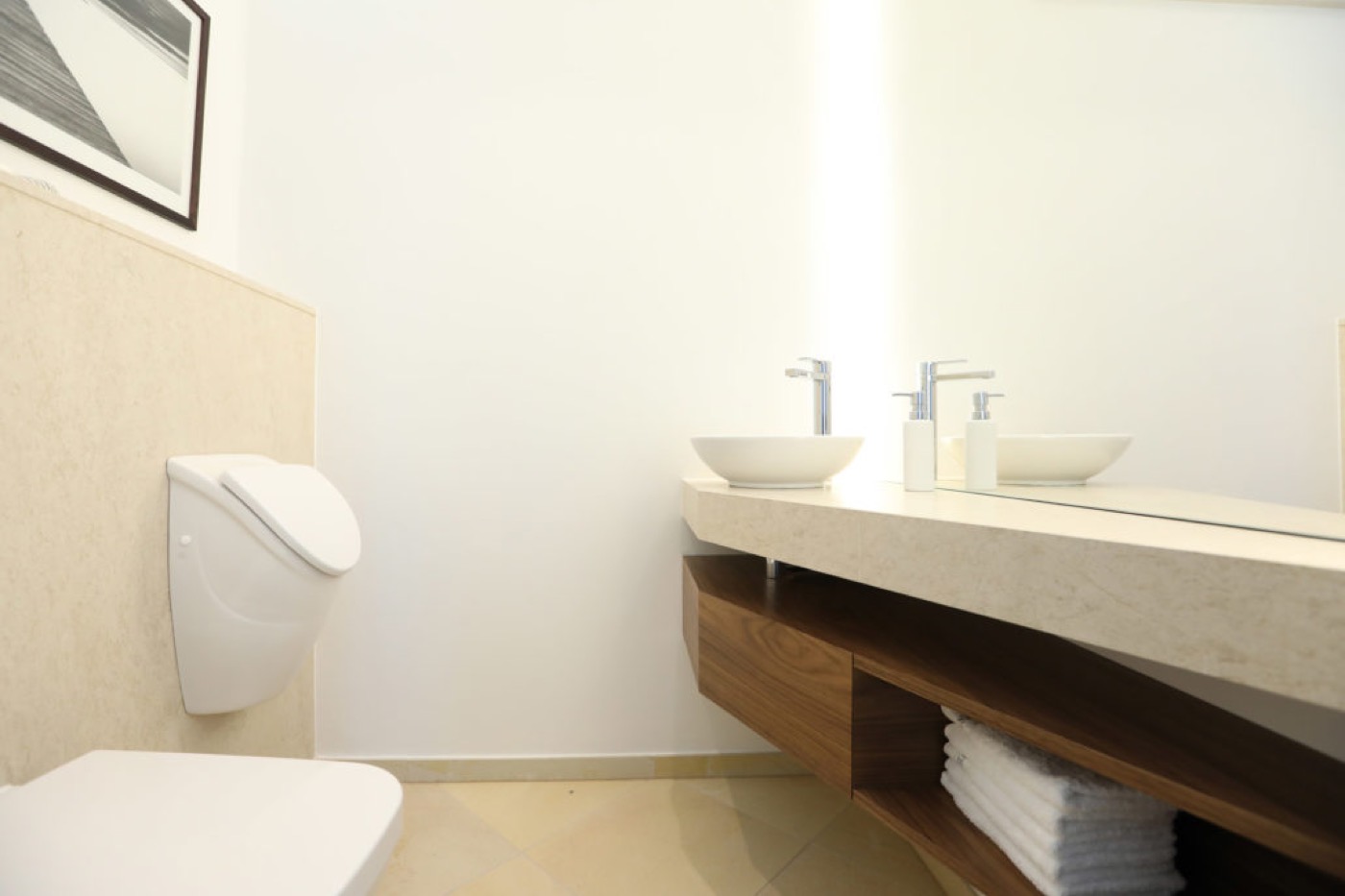 Bad mit Spiegel-Raumteiler und Badewanne