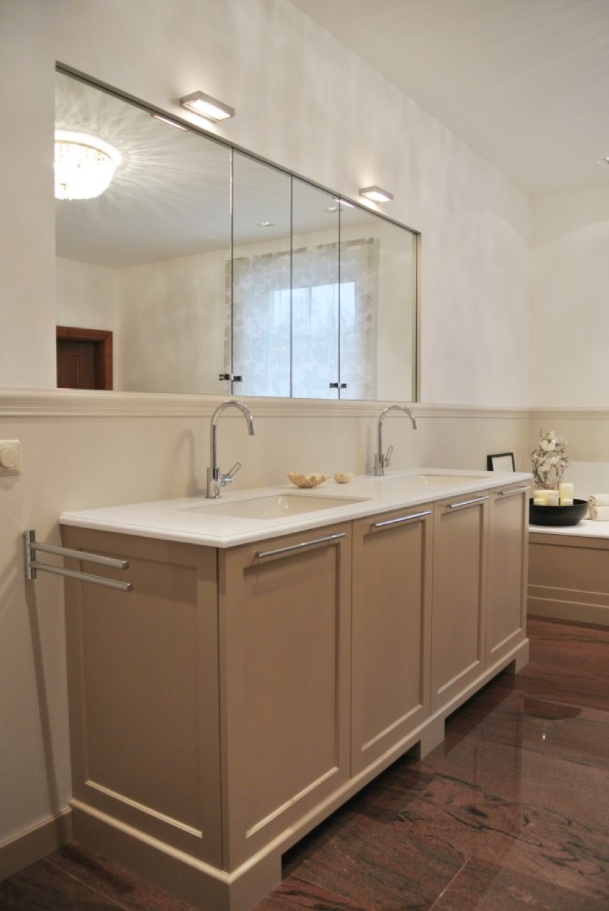 Badezimmer mit Doppelwaschtisch in Taupe