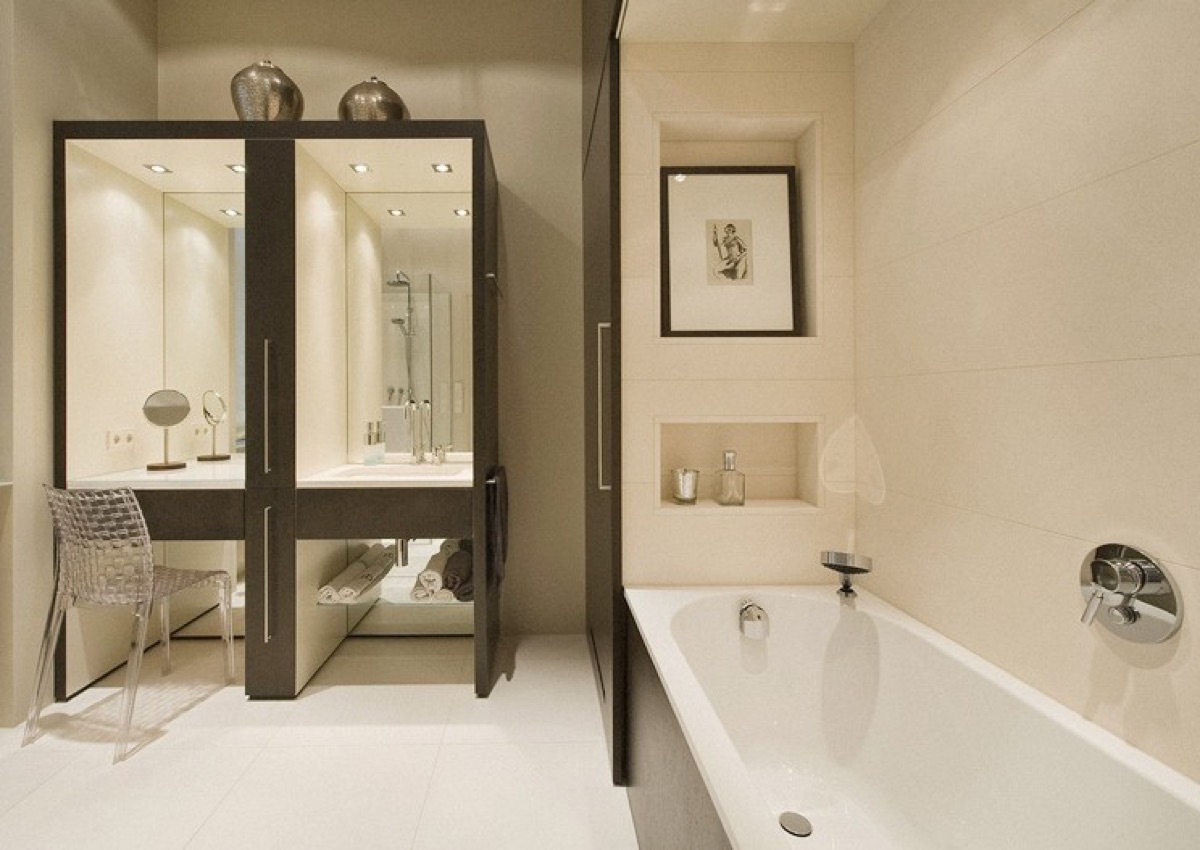 Elegantes Bad in Beige mit Spiegelschrank-Raumteiler und Badewanne