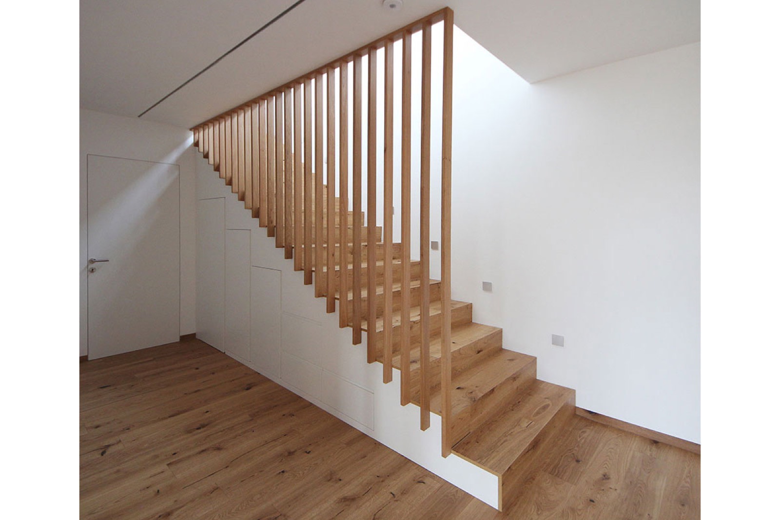 Maßgefertigte Holztreppe im Eingangsbereich