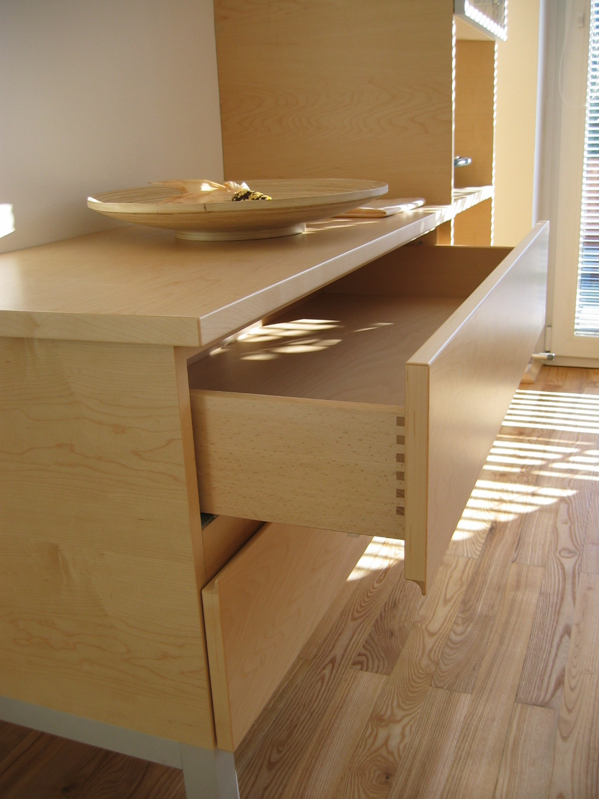 Wohnzimmer mit maßgefertigtem Sideboard von Kollmann Wohndesign