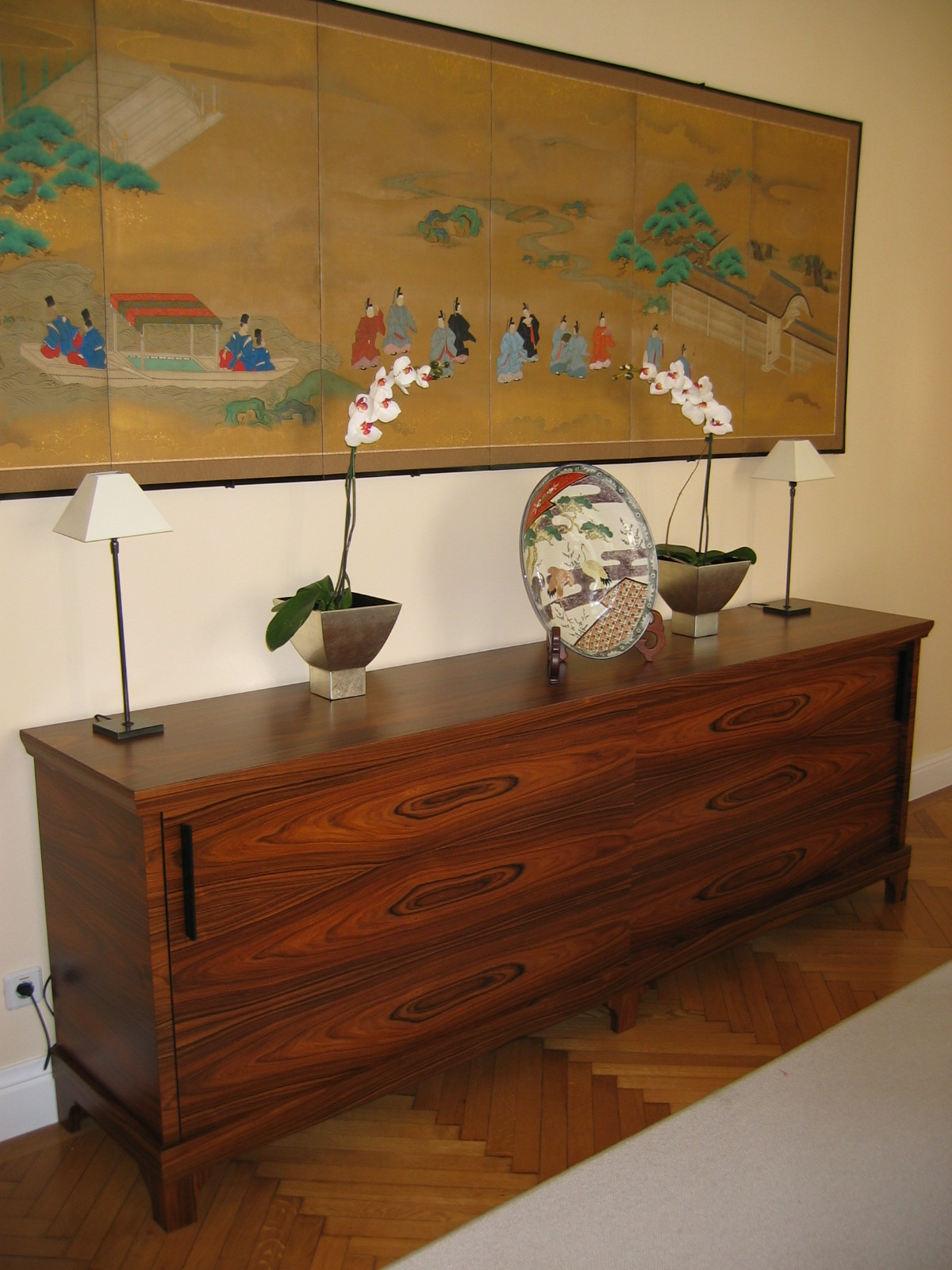 Wohnzimmer-Sideboard aus Naturholz von Kollmann Wohndesign