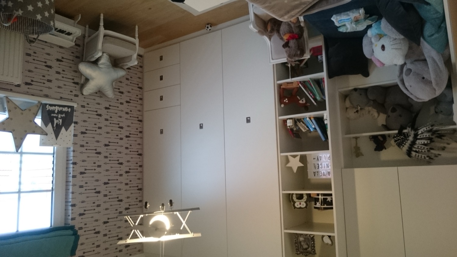 Kinderzimmer mit weißem Schrank und Stern-Deko