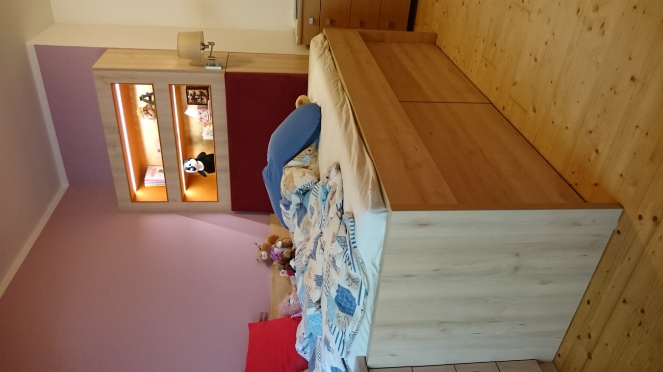 Jugendbett aus Holz mit beleuchteter Wandnische