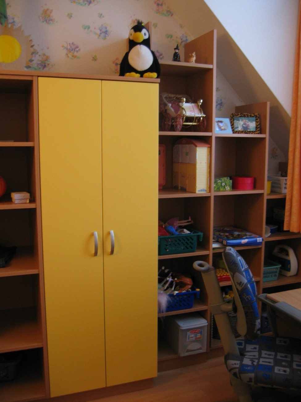 Schreibtisch mit Stauraum im Jugendzimmer