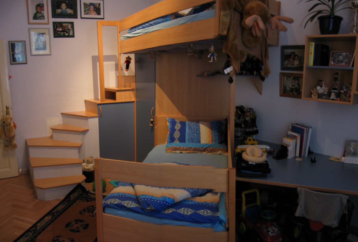 Kinderzimmer mit Hochbett und Stauraum