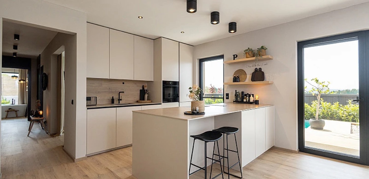 Moderne Küche in Sandbeige – HAKA Sortiment