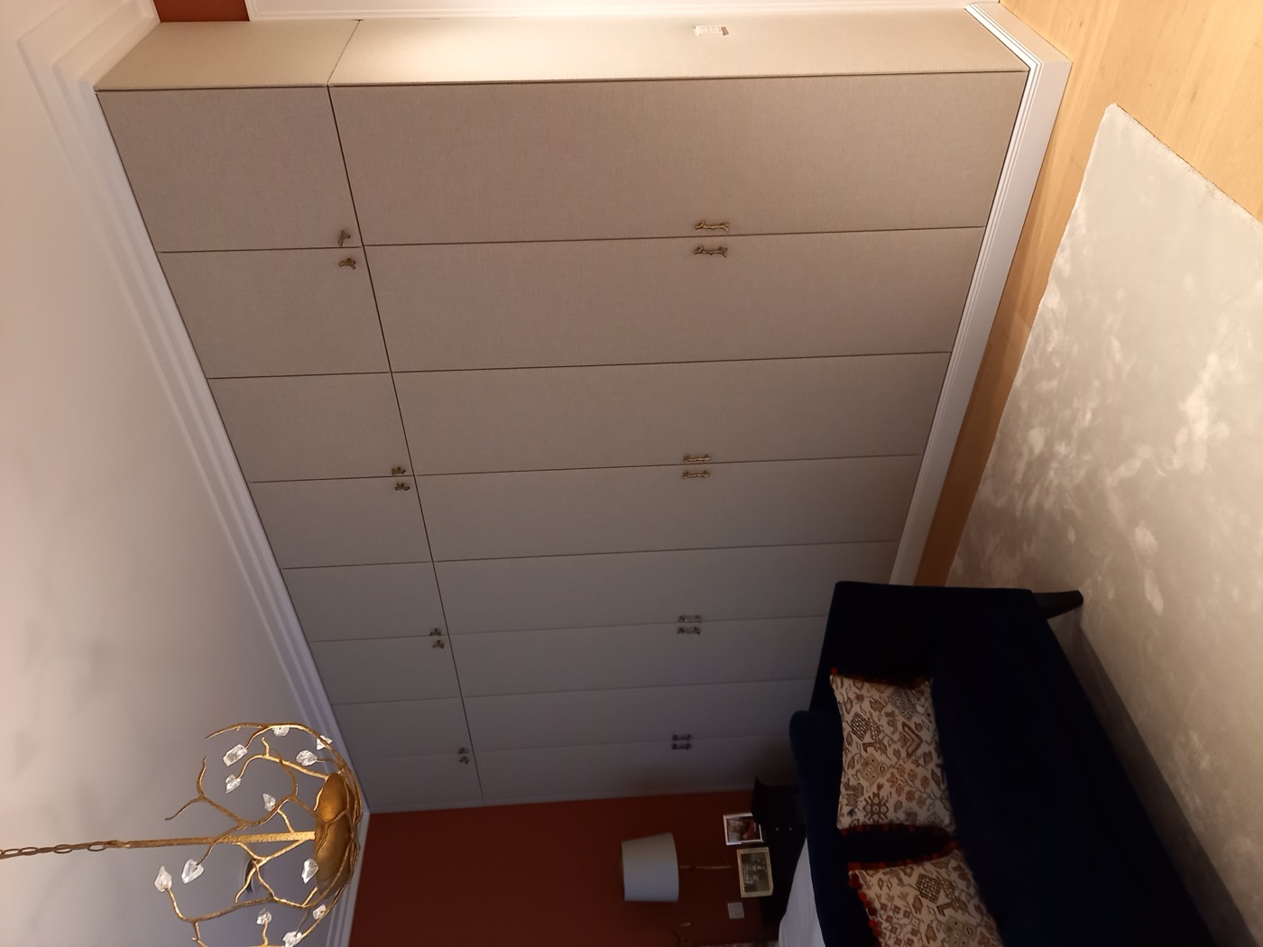 Große Schrankwand in Beige mit Sofa