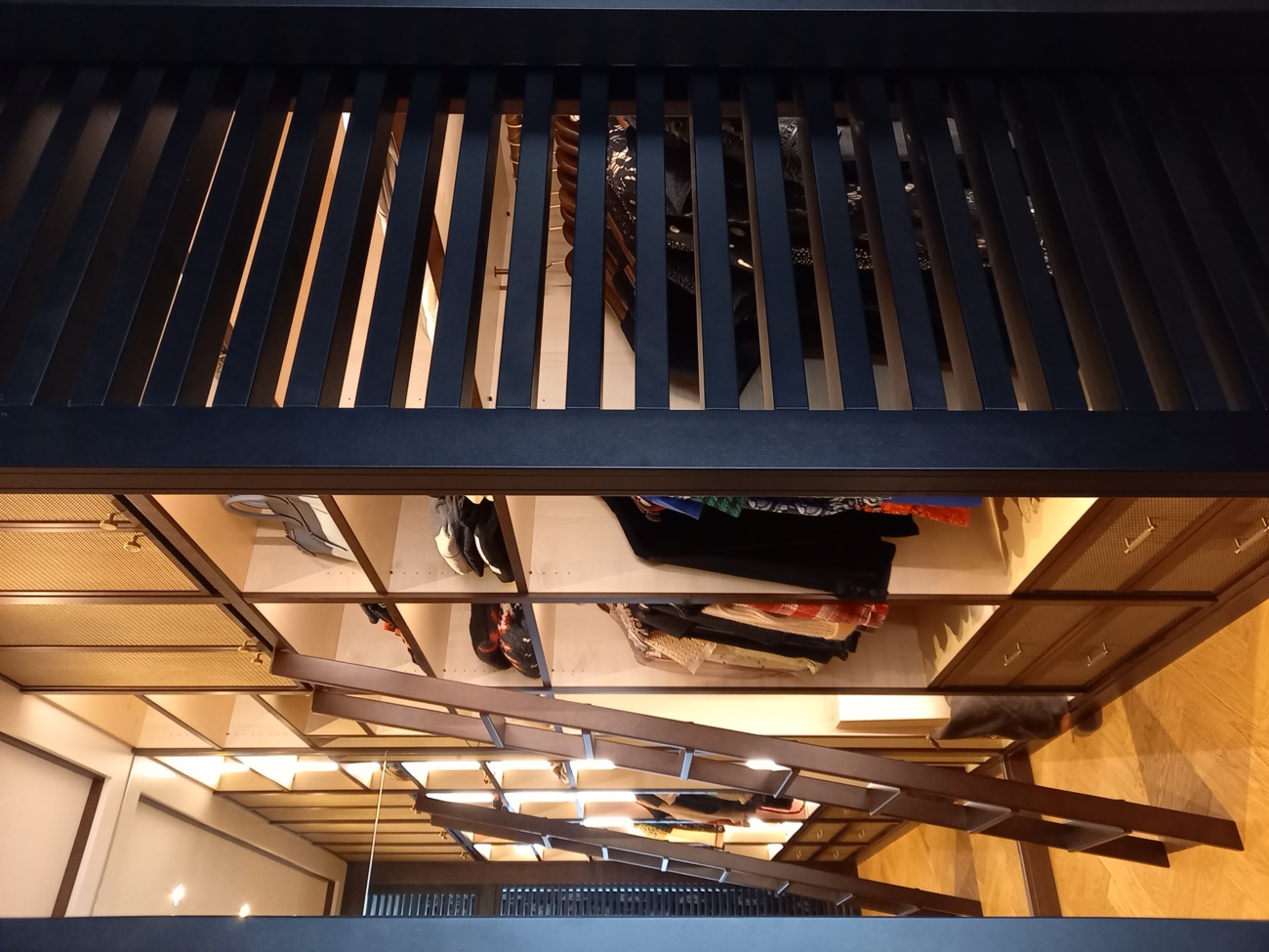 Begehbarer Kleiderschrank mit Leiter in dunklem Holz