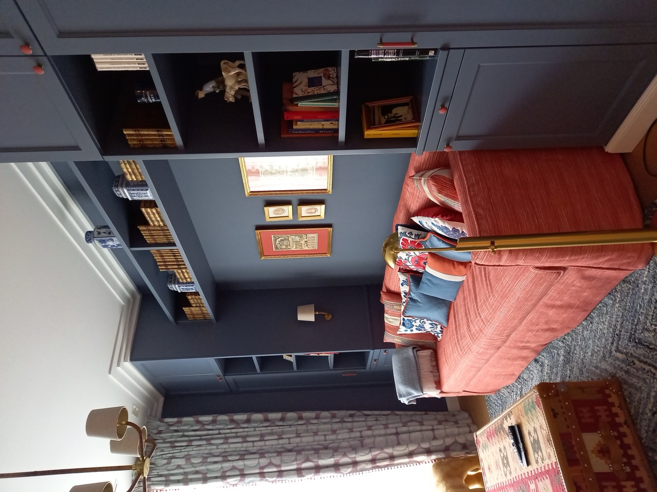 Eingebaute Regalwand mit Sofa