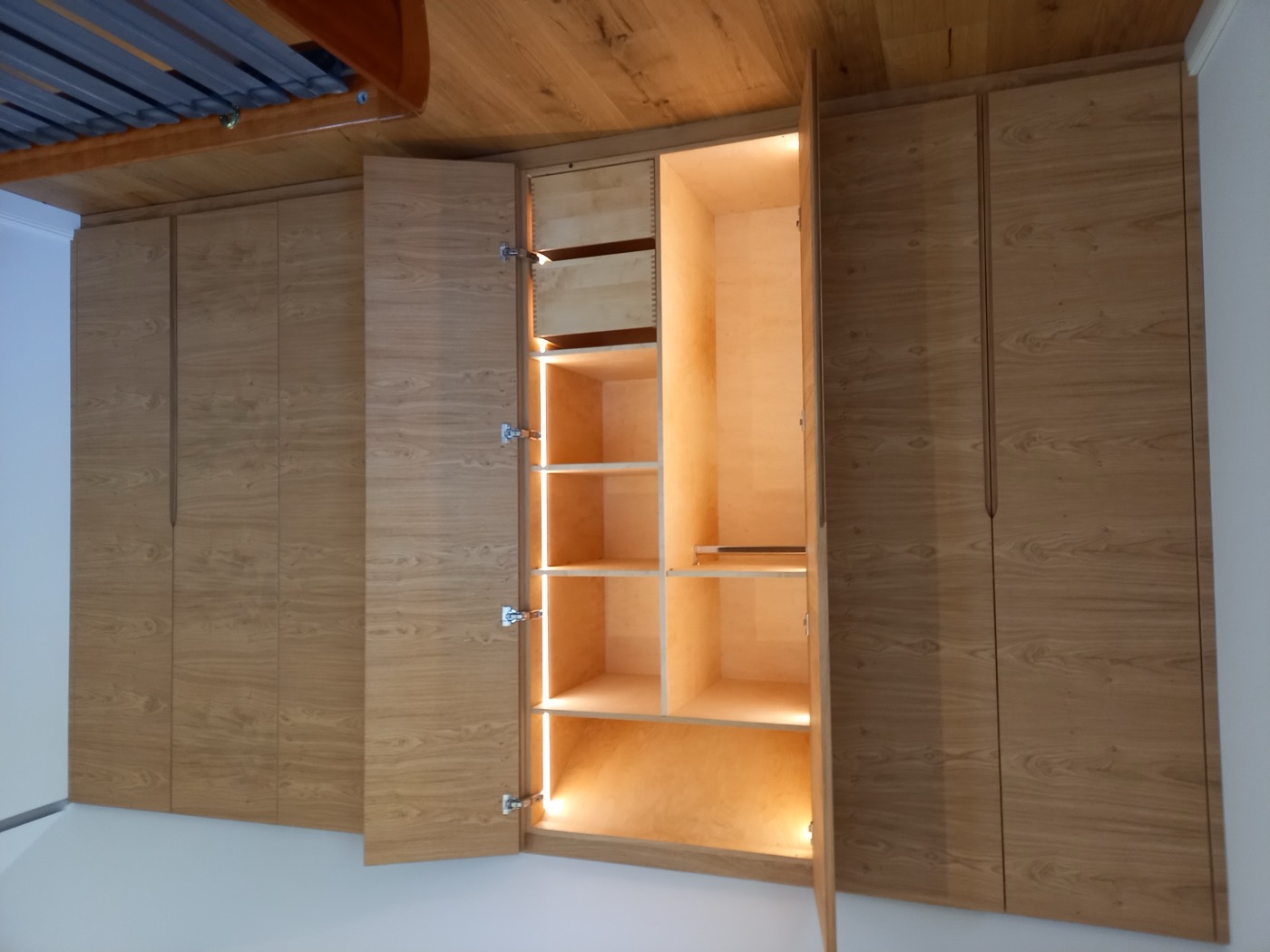 Einbauschrank aus Eiche mit offenem Innenleben