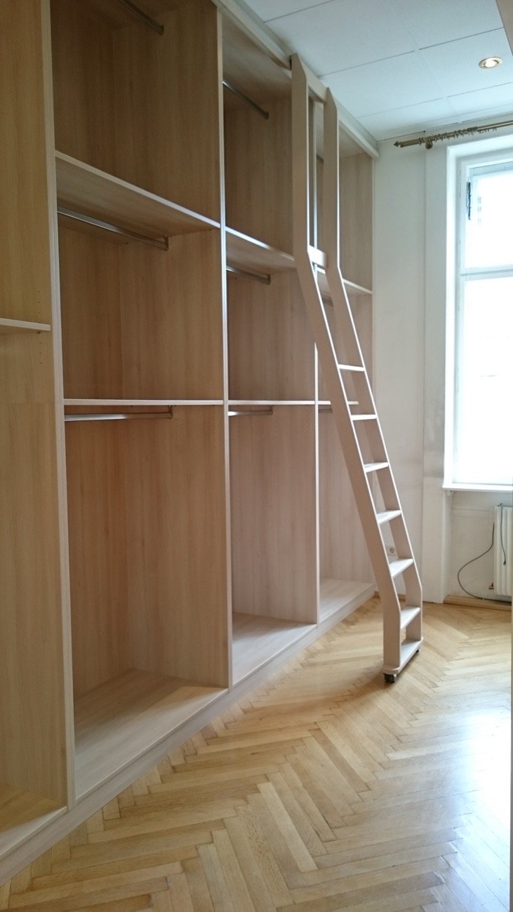 Offener Schrankraum aus Eiche mit Bibliotheksleiter