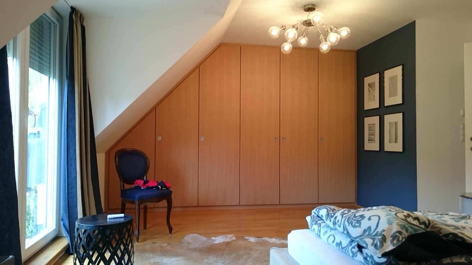 Einbauschrank aus Eiche in der Dachschräge