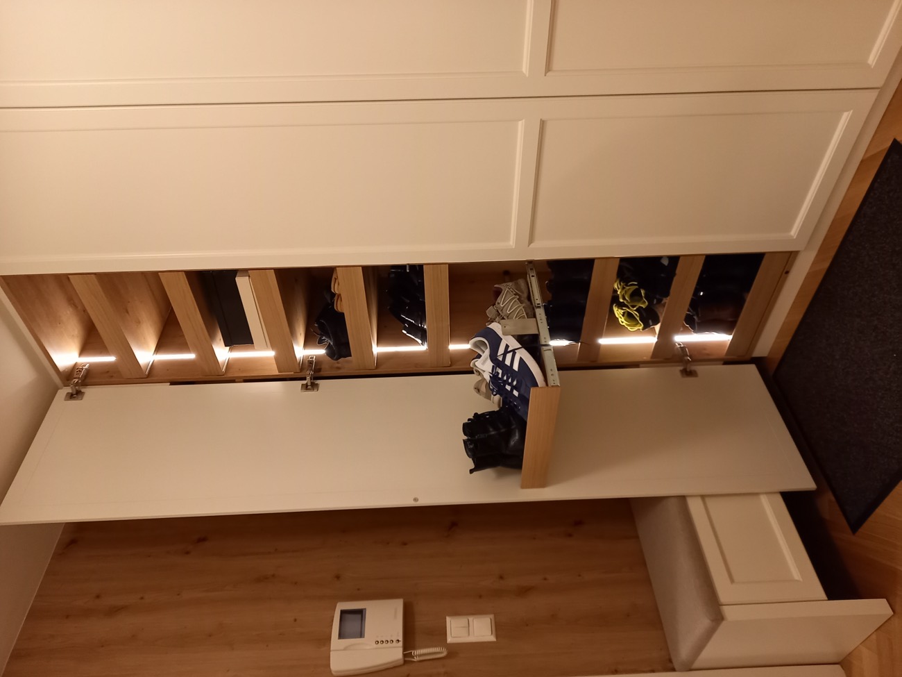 Maßgefertigter Schuhschrank mit beleuchteten Auszügen