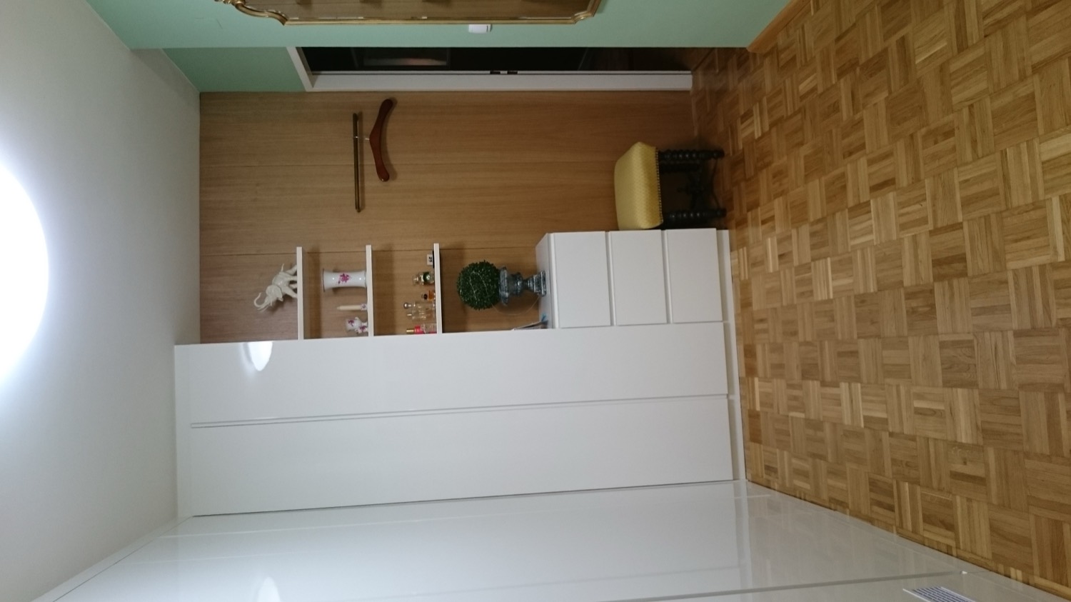 Vorraum mit weißem Einbauschrank und Holzelementen