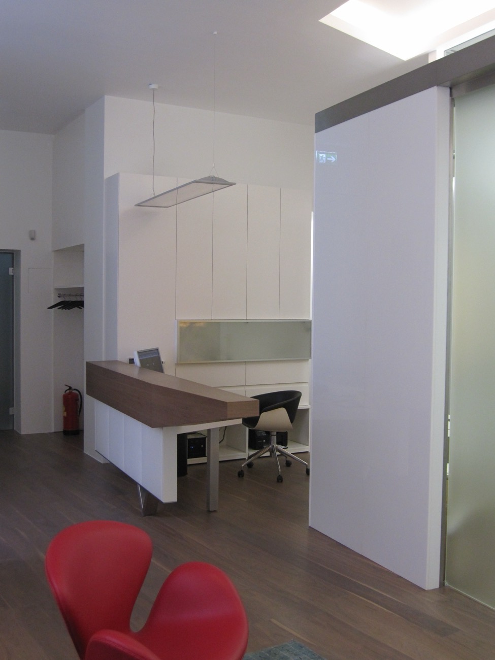 Vorzimmer mit Einbauschrank und Fensterbank