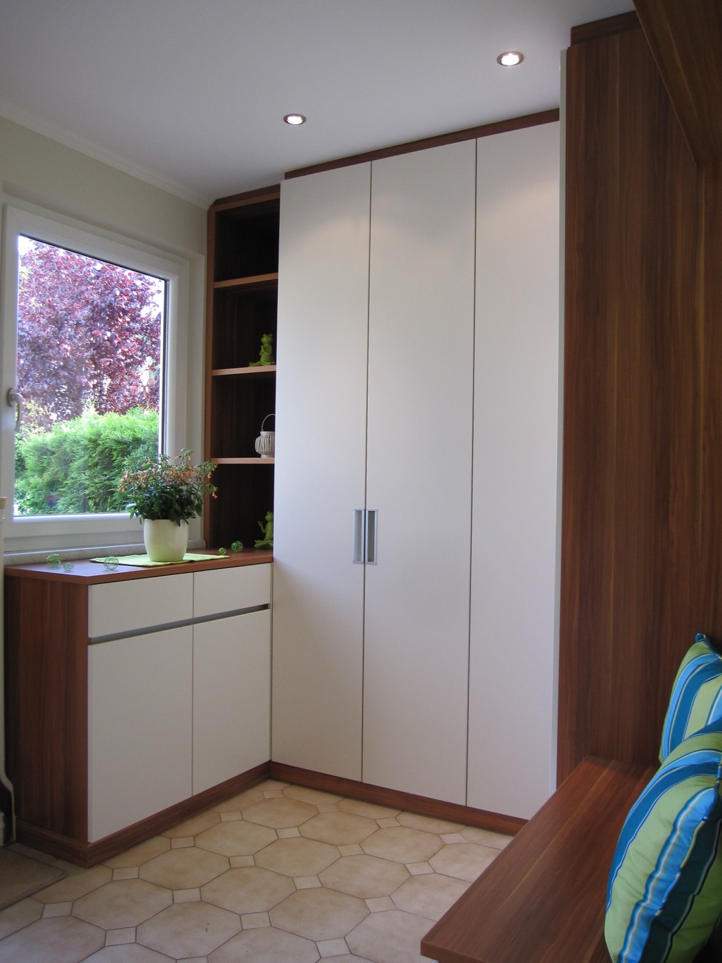 Maßgefertigte Garderobe mit weißen Schränken, Nussholz-Regal und Sitzbank