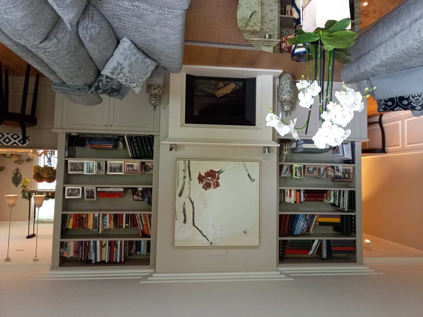 Klassisches Wohnzimmer mit Kamin und Bücherregalen