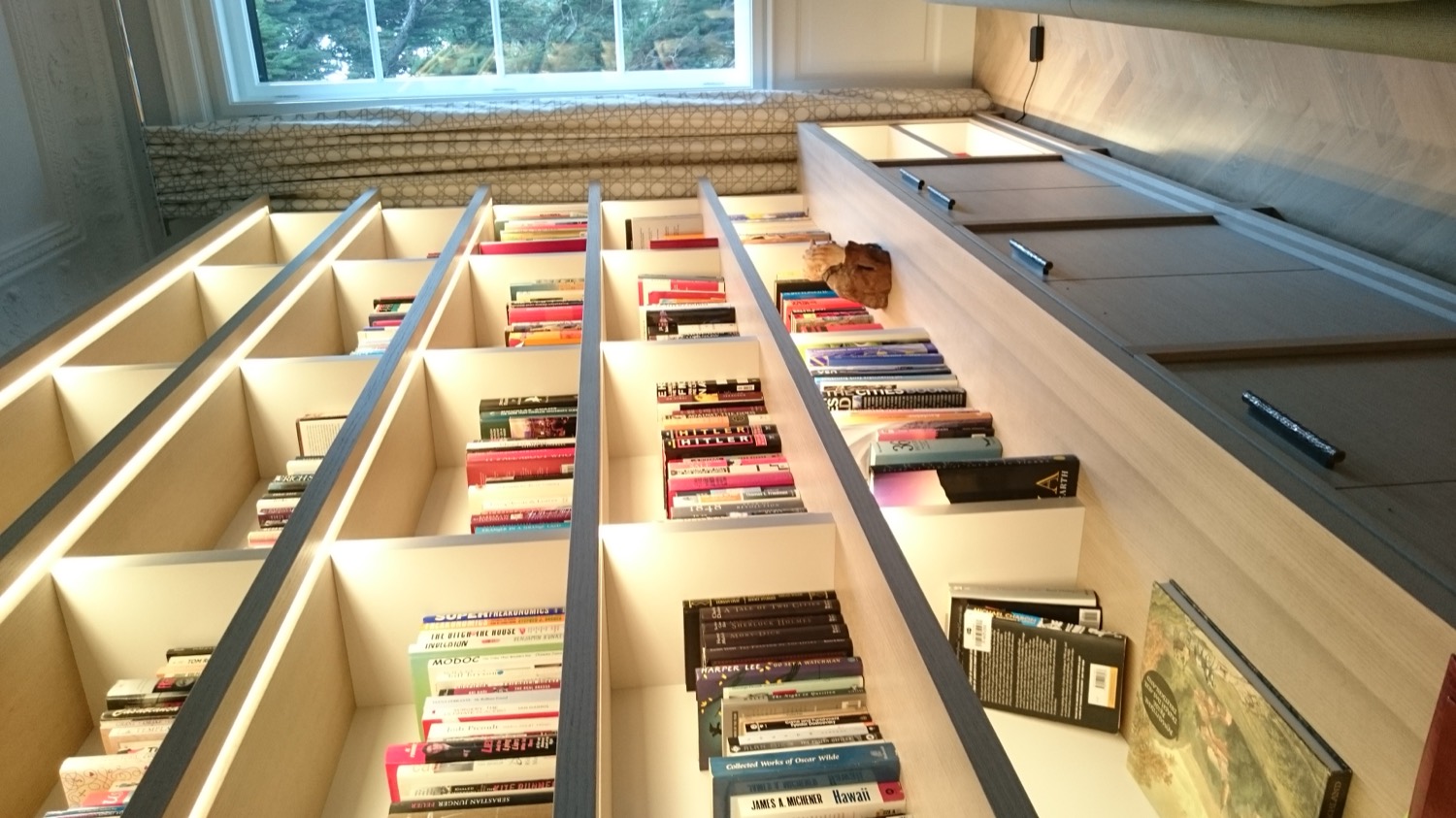 Modernes Wohnzimmer mit Sofa und Medienwand