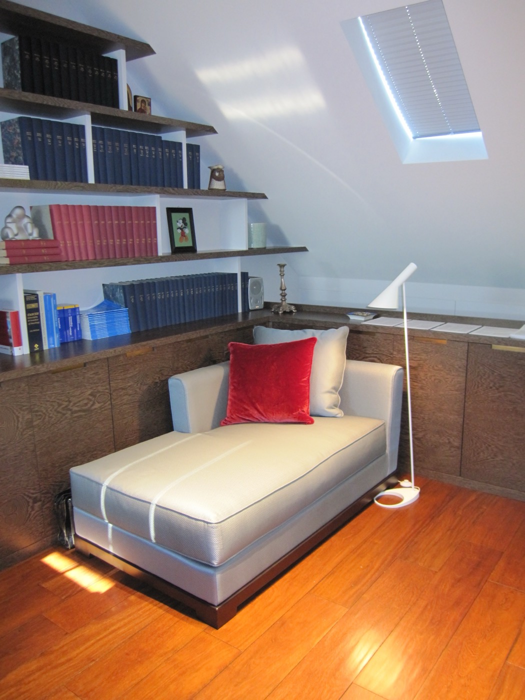 Beleuchtete Bücherwand mit Sofa