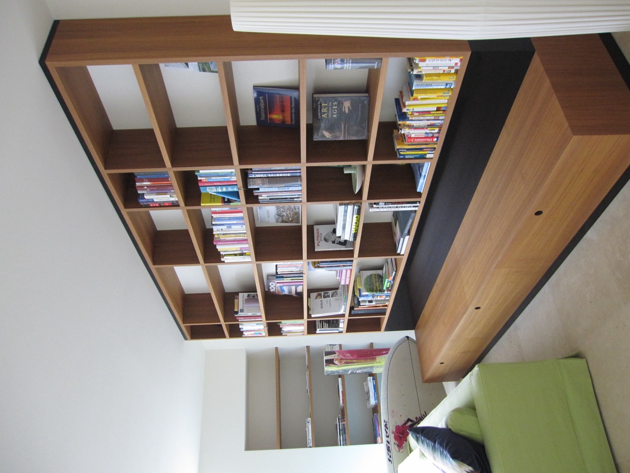 Bücherregal aus Holz mit Sitzbank nach Maß