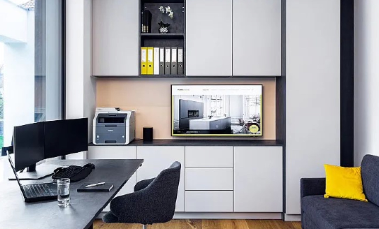 Maßgefertigtes Homeoffice mit Schreibtisch, Oberschränken und integriertem Bildschirm