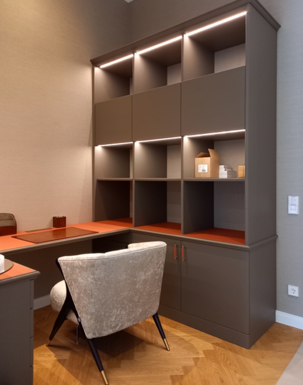 Maßgefertigtes Homeoffice mit Eckschreibtisch und beleuchteten Regalfächern in Taupe
